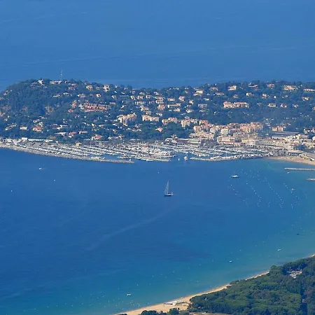 T3 Centre-ville: Balcon, Ascenseur, 2 Chambres, Equipe, Capacite 6 Personnes - Fr-1-100-217 * Cavalaire-sur-Mer